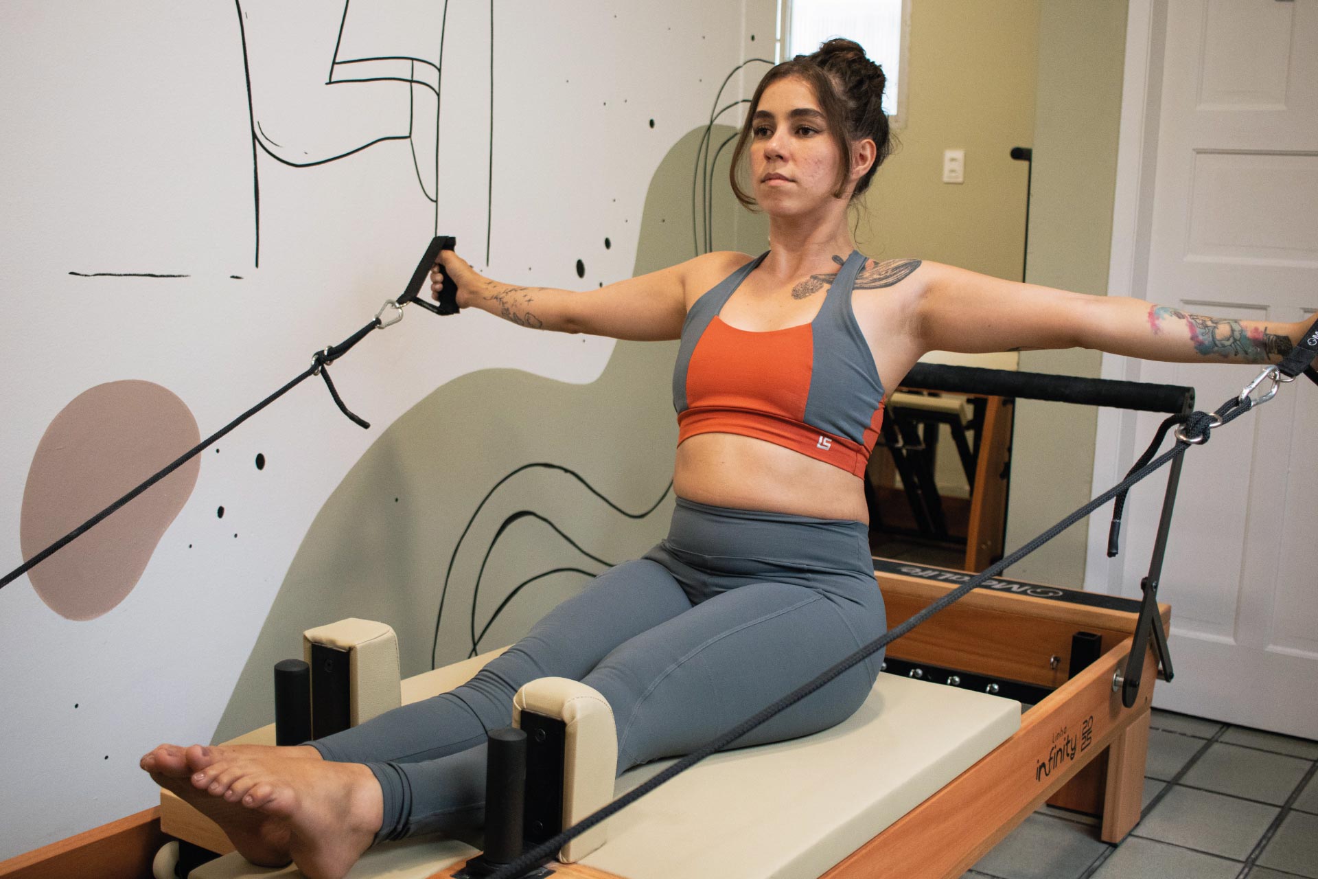 Mulher Praticando Pilates