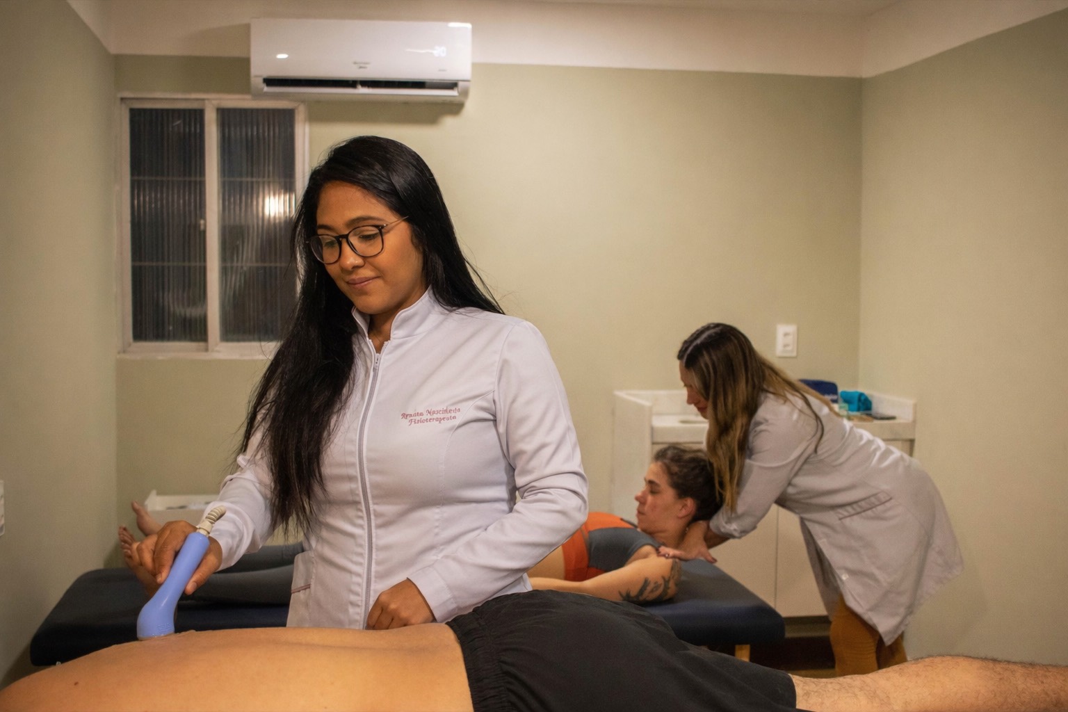 Duas Fisioterapeutas Tratando Dois Pacientes